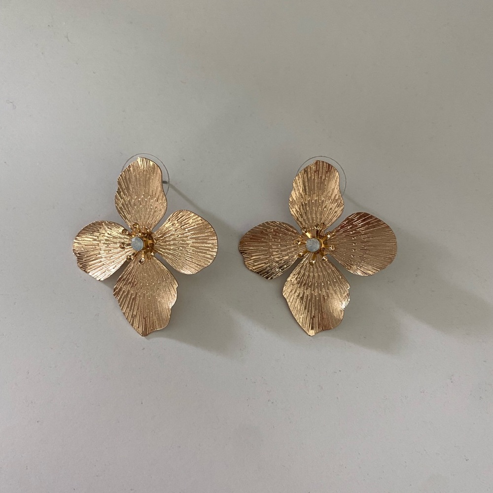 gorgeous, gold flower earrings, brand new never worn! so so pretty!